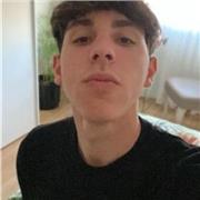 Estudiante universitario con conocimientos en matemáticas y química
